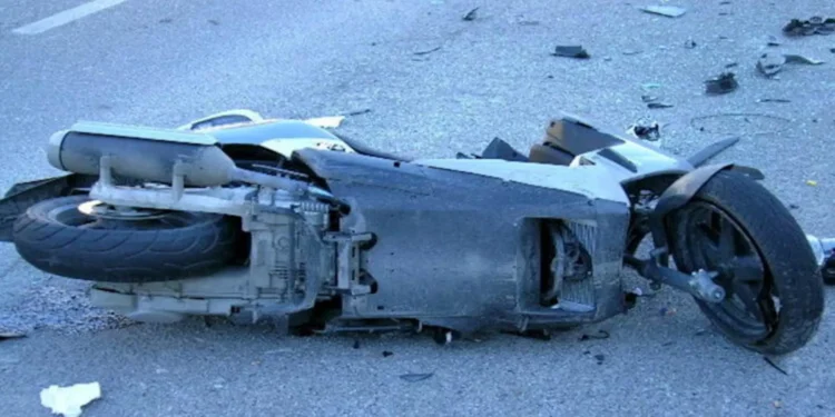 Ambulanza del 118 sul luogo dell'incidente tra auto e scooter in Via Nazionale a Modica all'intersezione con Via Trani