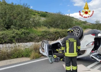 Vigili del Fuoco e Polizia sul luogo di un incidente stradale a Ragusa in contrada Pozzillo sulla SP81.