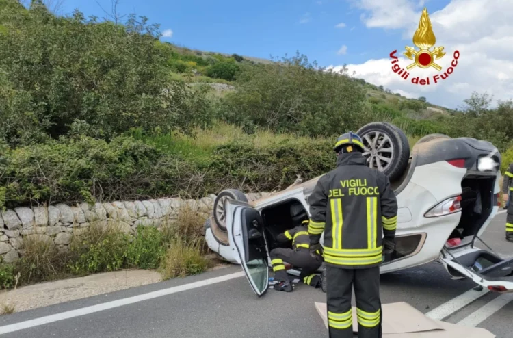Vigili del Fuoco e Polizia sul luogo di un incidente stradale a Ragusa in contrada Pozzillo sulla SP81.