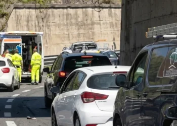 Soccorsi dopo l'incidente sulla tangenziale di Catania all'altezza di San Gregorio.
