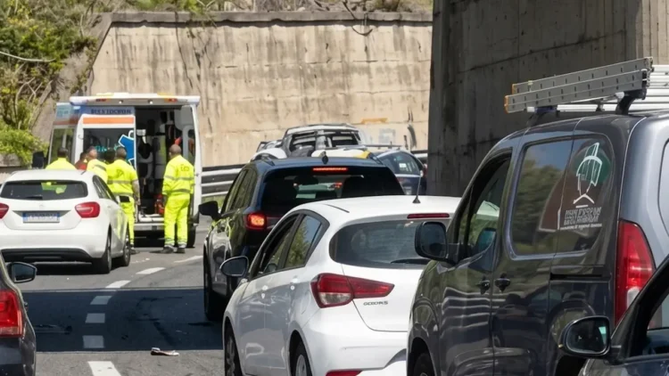 Soccorsi dopo l'incidente sulla tangenziale di Catania all'altezza di San Gregorio.