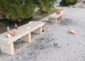 Rifiuti e bottiglie abbandonati su una panchina in pietra a Marina di Ragusa.