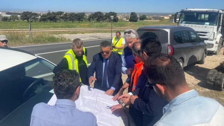 I rilievi tecnici che hanno segnato l'inizio dei lavori sulla strada provinciale 64 per la rotatoria di Bruca