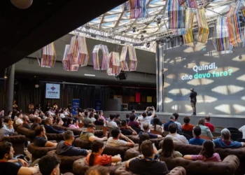 Studenti e professionisti lavorano con l'Intelligenza Artificiale a Catania