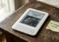 Un Kindle di prima generazione su una scrivania, simbolo della fine del supporto Amazon prevista per il 20 maggio 2026
