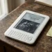 Un Kindle di prima generazione su una scrivania, simbolo della fine del supporto Amazon prevista per il 20 maggio 2026