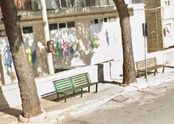 Operai comunali impegnati nella riqualificazione del verde in Piazza Croce a Ragusa.