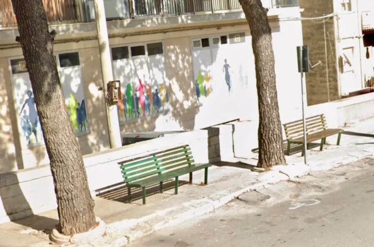 Operai comunali impegnati nella riqualificazione del verde in Piazza Croce a Ragusa.