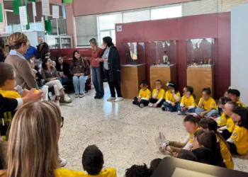 Il libro "Un filo rosso" realizzato dai bambini della scuola Collodi esposto nella biblioteca comunale