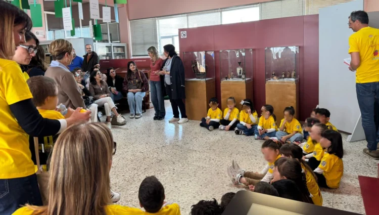Il libro "Un filo rosso" realizzato dai bambini della scuola Collodi esposto nella biblioteca comunale