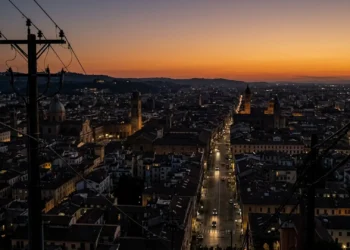 Città italiana al crepuscolo con illuminazione ridotta durante la crisi energetica