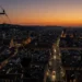 Città italiana al crepuscolo con illuminazione ridotta durante la crisi energetica