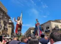 Il simulacro della Madonna Vasa Vasa durante il tradizionale bacio a Gesù Risorto in piazza Monumento a Modica