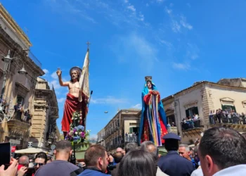 Il simulacro della Madonna Vasa Vasa durante il tradizionale bacio a Gesù Risorto in piazza Monumento a Modica