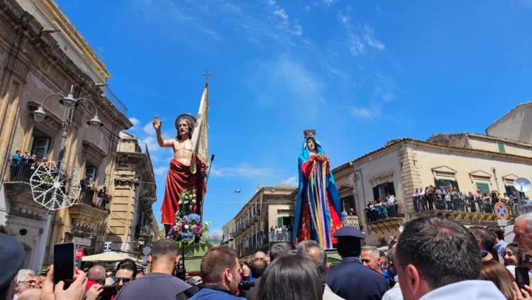 Il simulacro della Madonna Vasa Vasa durante il tradizionale bacio a Gesù Risorto in piazza Monumento a Modica
