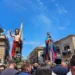 Il simulacro della Madonna Vasa Vasa durante il tradizionale bacio a Gesù Risorto in piazza Monumento a Modica