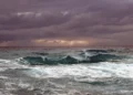 maltempo di aprile 2026 con mare agitato, onde alte e cielo tempestoso causato dal vortice ciclonico nord-africano