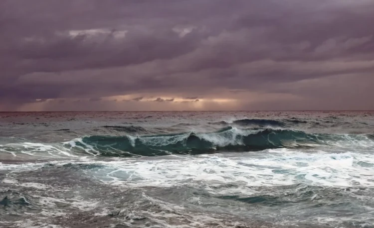 maltempo di aprile 2026 con mare agitato, onde alte e cielo tempestoso causato dal vortice ciclonico nord-africano