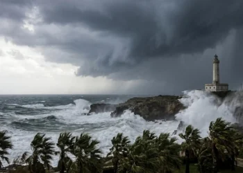 Mare mosso e nubi cariche di pioggia in arrivo sulle coste della Sicilia