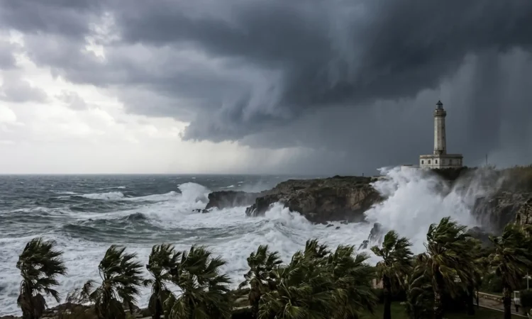 Mare mosso e nubi cariche di pioggia in arrivo sulle coste della Sicilia