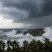Mare mosso e nubi cariche di pioggia in arrivo sulle coste della Sicilia