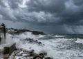Forte mareggiata e vento intenso sulle coste della Sicilia durante l'allerta meteo
