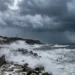 Forte mareggiata e vento intenso sulle coste della Sicilia durante l'allerta meteo