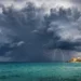 Imponente fronte temporalesco in avvicinamento sulla costa siciliana con nuvole cariche di pioggia