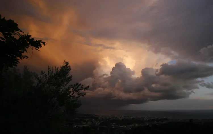 Veduta di un fronte temporalesco che avanza sul Mediterraneo verso le coste della Sicilia