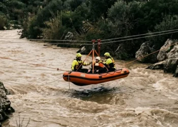 Vigili del fuoco usano la manovra Telfer a San Fratello per salvare 29 persone dalla piena del torrente