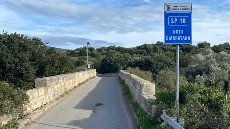 Tratto della Strada Provinciale 55 tra Giarratana e Noto in attesa di lavori.