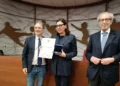Maria Monisteri riceve la Stella di Bronzo al Merito Sportivo dai vertici regionali del CONI Sicilia.