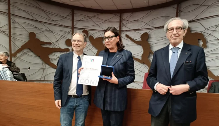 Maria Monisteri riceve la Stella di Bronzo al Merito Sportivo dai vertici regionali del CONI Sicilia.