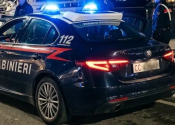 Pattuglia dei Carabinieri in servizio notturno al porto di Marina di Ragusa.