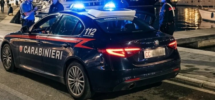 Pattuglia dei Carabinieri in servizio notturno al porto di Marina di Ragusa.