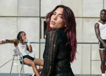 Dua Lipa, Callum Turner e la terrazza di Villa Igiea a Palermo.