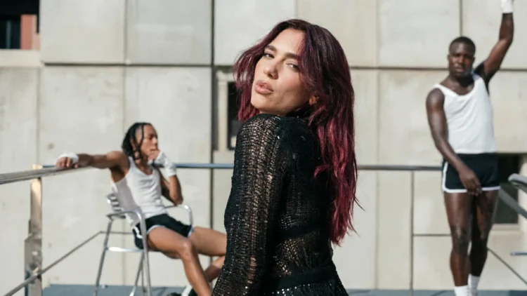 Dua Lipa, Callum Turner e la terrazza di Villa Igiea a Palermo.