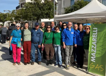 Stand di prodotti locali e camper della salute durante l'evento GAS in piazza a Marina di Ragusa