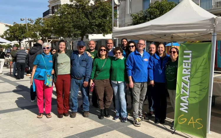 Stand di prodotti locali e camper della salute durante l'evento GAS in piazza a Marina di Ragusa