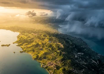 Contrasto meteo sull'Italia: sole primaverile a ovest e fronte freddo siberiano in avvicinamento da est, aprile 2026