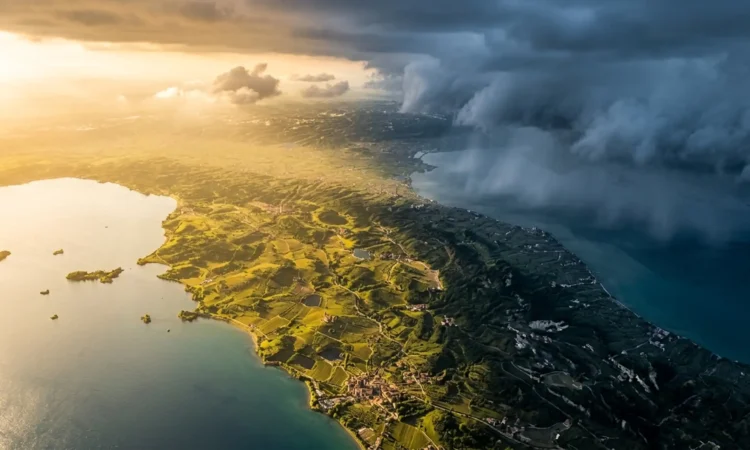 Contrasto meteo sull'Italia: sole primaverile a ovest e fronte freddo siberiano in avvicinamento da est, aprile 2026