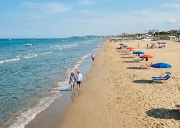 Previsioni meteo Ponte Primo Maggio: arriva l'aria calda dal Sahara con punte di 30°C.