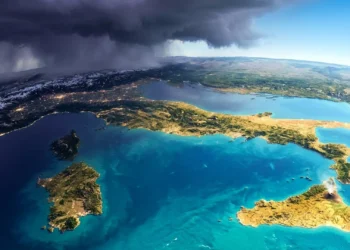 Infografica meteo che mostra la divisione tra pioggia al Nord e caldo al Sud Italia per il Ponte del Primo Maggio