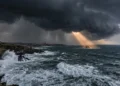 Cielo tempestoso sul Mediterraneo con nubi cumulonembo e mare agitato durante il maltempo della settimana 13-17 aprile 2026 causato dal vortice mediterraneo