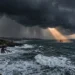 Cielo tempestoso sul Mediterraneo con nubi cumulonembo e mare agitato durante il maltempo della settimana 13-17 aprile 2026 causato dal vortice mediterraneo