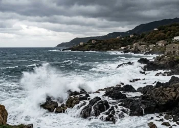 Cielo nuvoloso e mare mosso sulla costa jonica della Sicilia