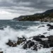 Cielo nuvoloso e mare mosso sulla costa jonica della Sicilia