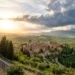 Cielo variabile sopra un paesaggio italiano durante il weekend del 25 aprile