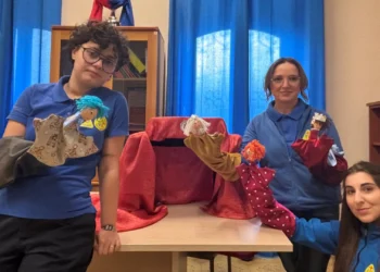 Marionette artigianali e disegni per i laboratori della Misericordia di Modica