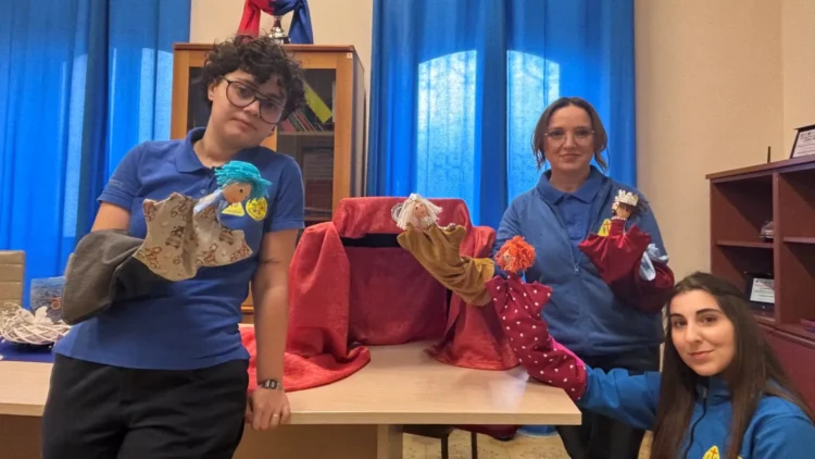 Marionette artigianali e disegni per i laboratori della Misericordia di Modica